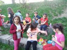 Bild Kinder machen Picknick im Schulgarten