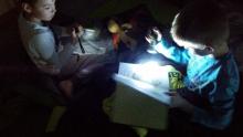 Bild Kinder lesen mit Taschenlampe