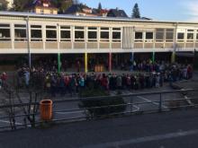 Weihnachtsliedersingen auf dem Schulhof 1